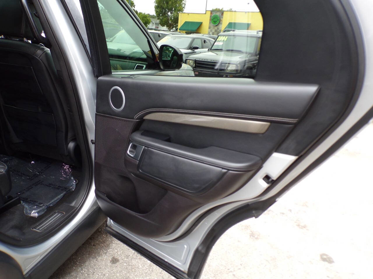 Used 2017 Land Rover Discovery HSE AWD/4WD image 14