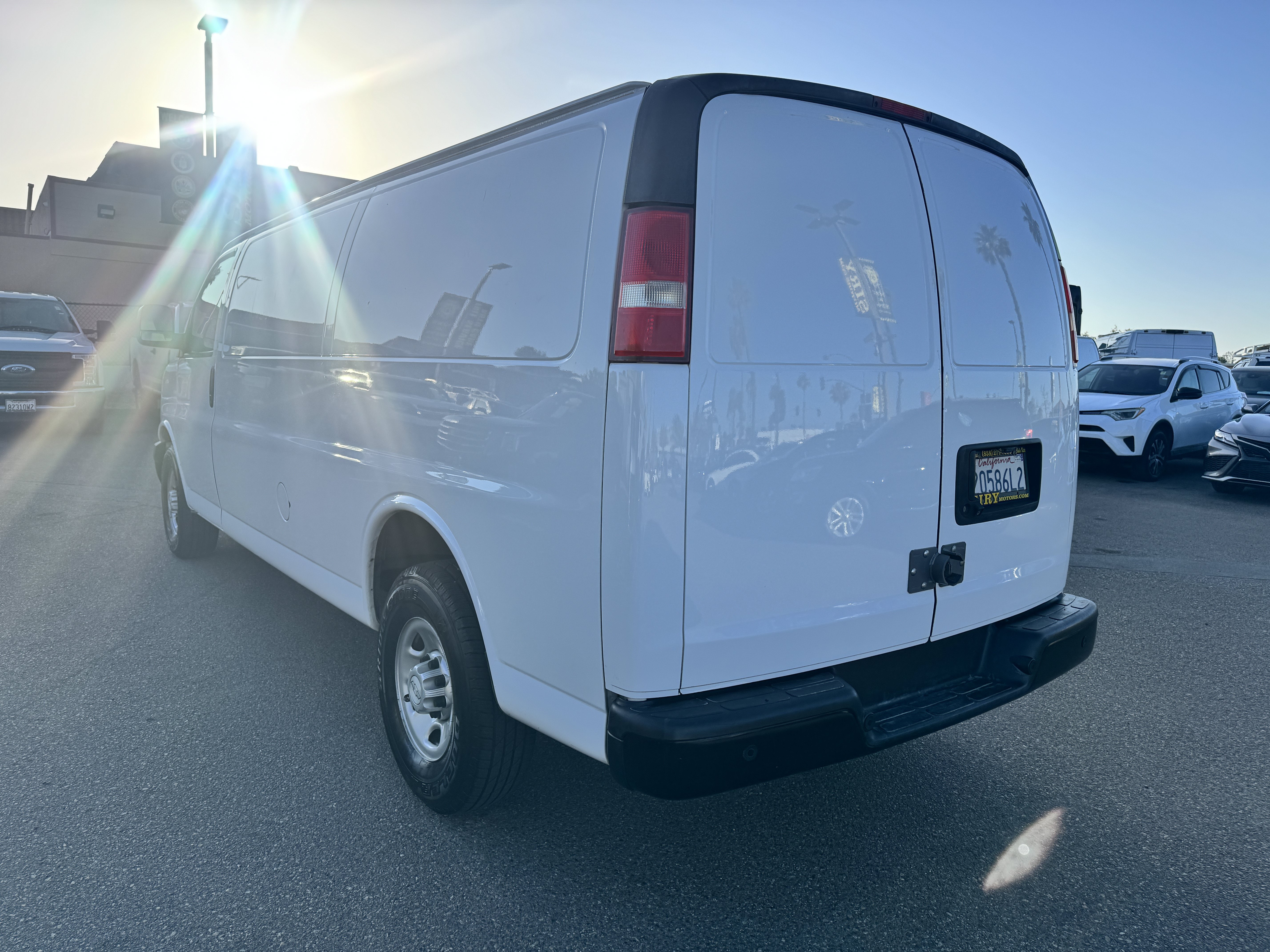 Used 2018 Chevrolet Express 3500 Extended w/ Driver Convenience Package RWD image 5