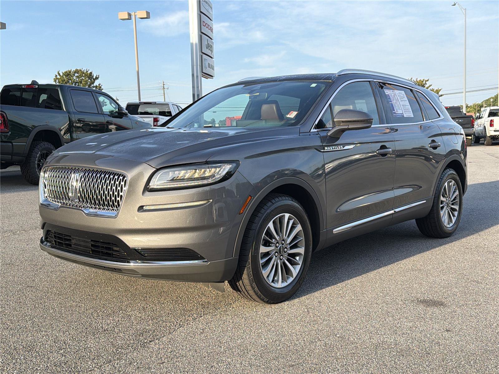 Used 2022 Lincoln Nautilus Reserve FWD image 2