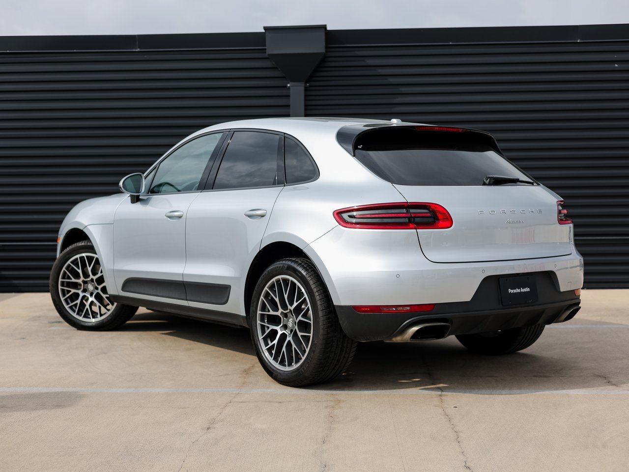 Certified 2018 Porsche Macan image 3