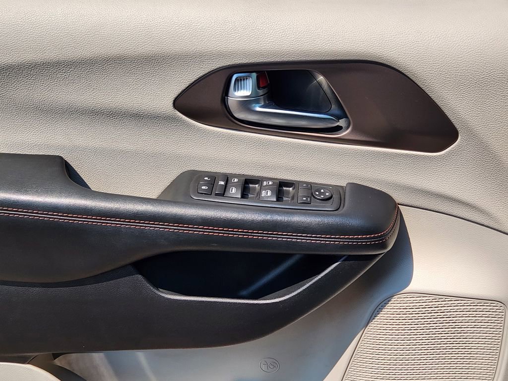 Used 2019 Chrysler Pacifica Touring image 4