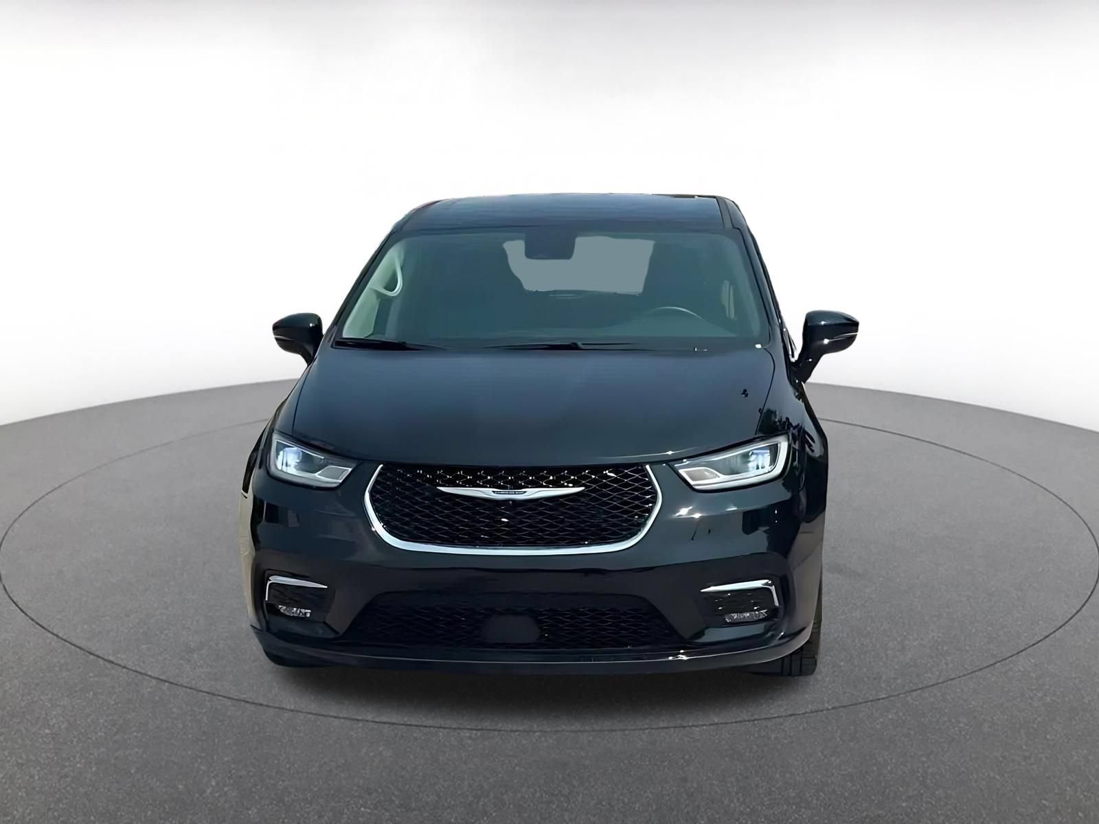 Used 2024 Chrysler Pacifica Touring-L FWD image 3