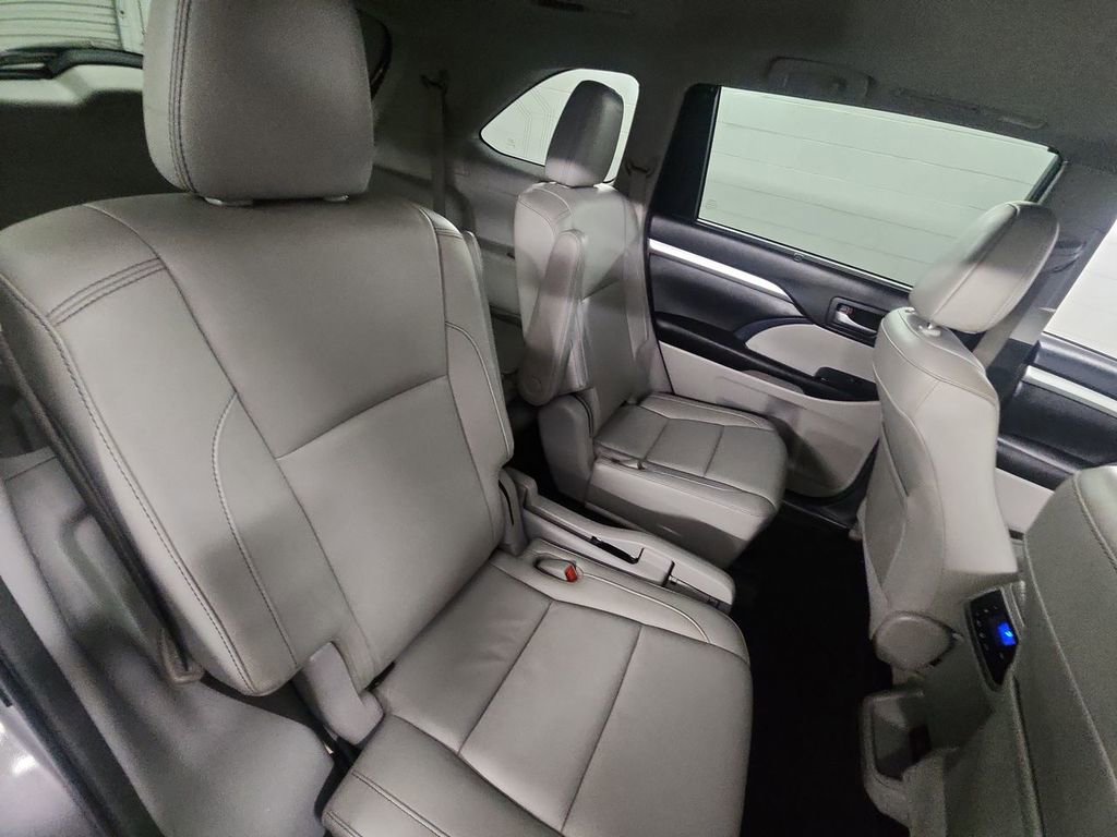 Used 2017 Toyota Highlander XLE image 26