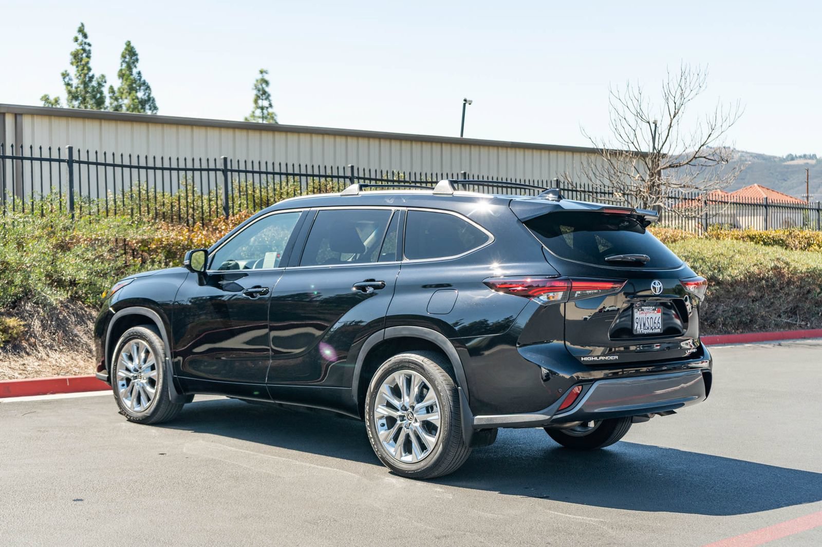 Certified 2025 Toyota Highlander Limited FWD image 9