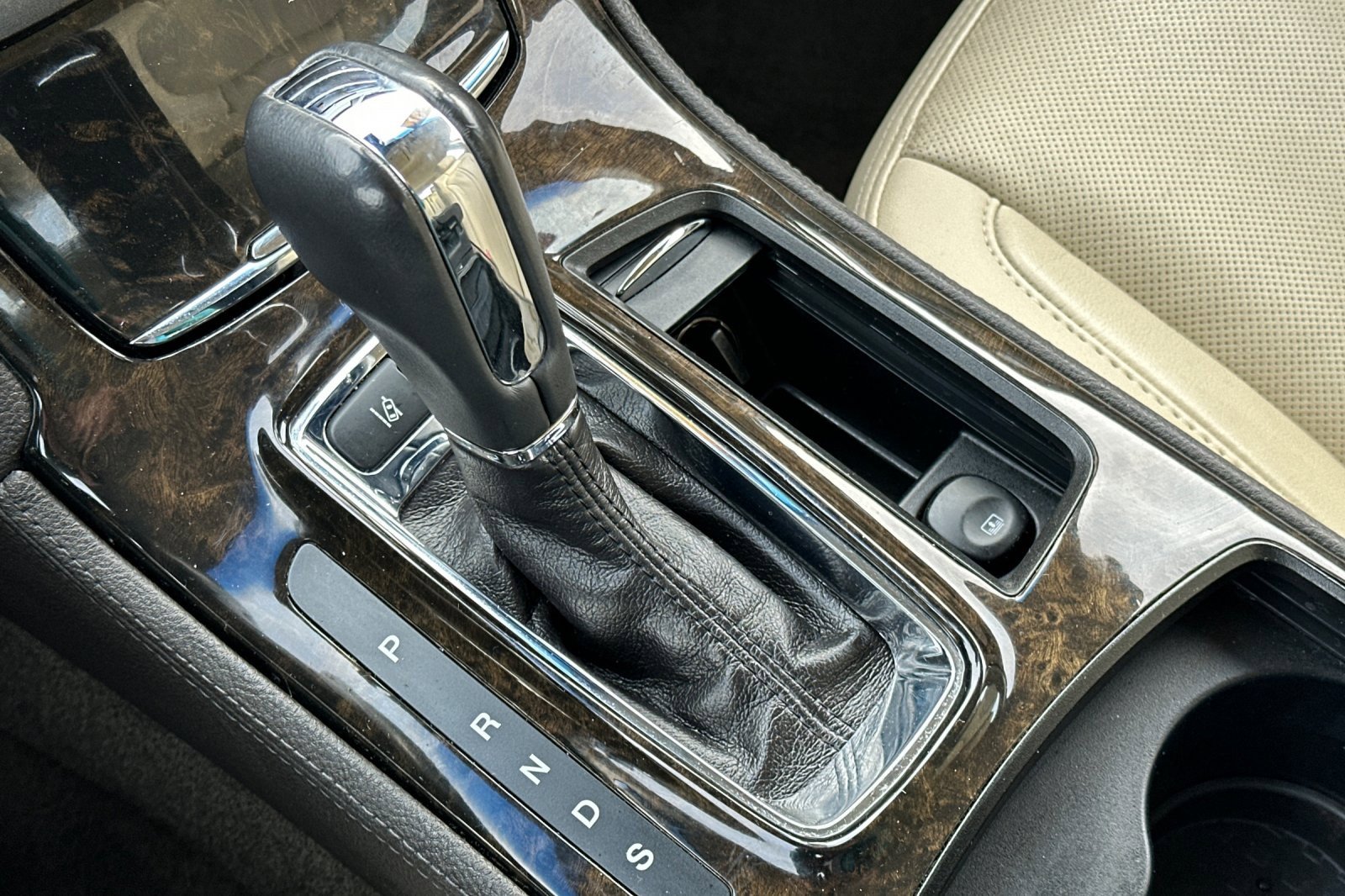 Used 2014 Lincoln MKS w/ Equipment Group 101A image 32