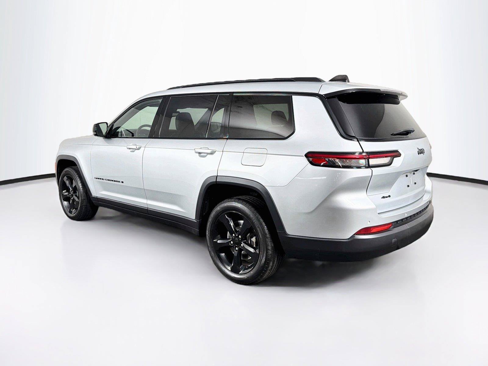 Used 2023 Jeep Grand Cherokee L Laredo AWD/4WD image 9