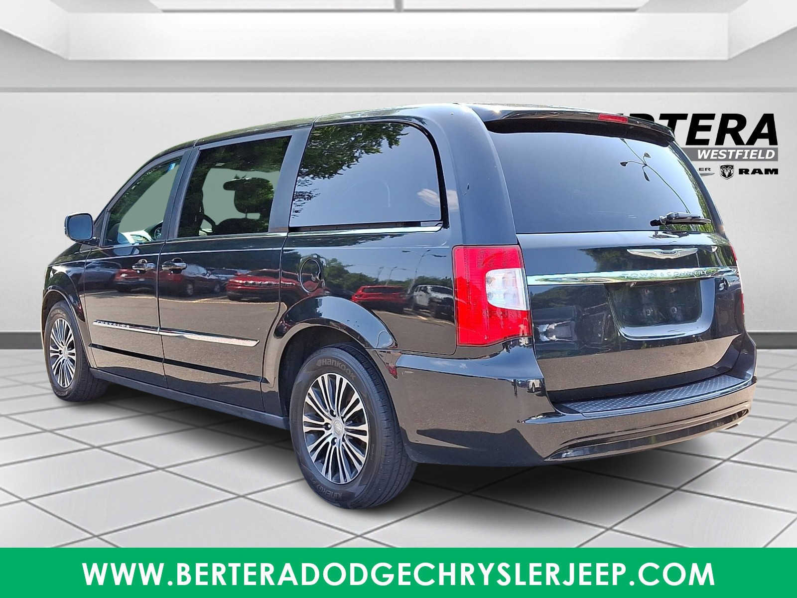 Used 2014 Chrysler Town & Country S FWD image 4