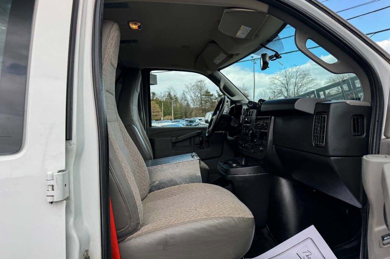 Used 2018 Chevrolet Express 2500 w/ Driver Convenience Package image 10