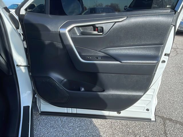 Used 2020 Toyota RAV4 LE image 13