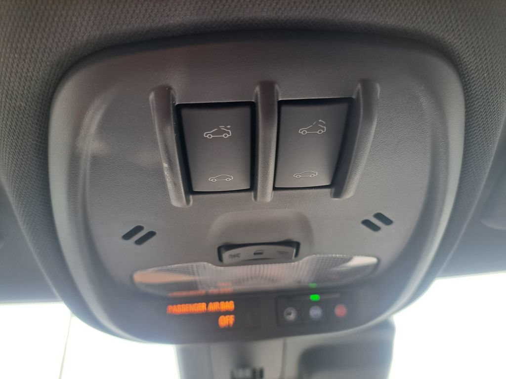 Used 2025 Chevrolet Trax RS w/ Sunroof Package FWD image 18