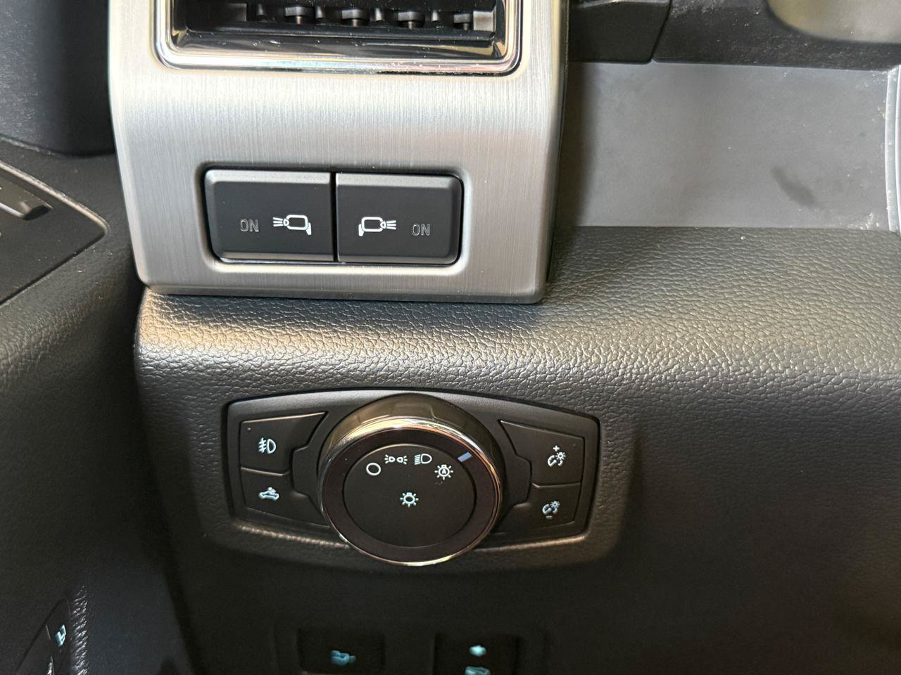 Used 2022 Ford F350 Platinum w/ Tremor Off-Road Package AWD/4WD image 22