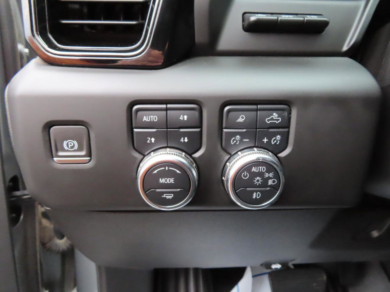 Used 2024 GMC Sierra 2500 AT4 w/ AT4 Premium Plus Package image 33