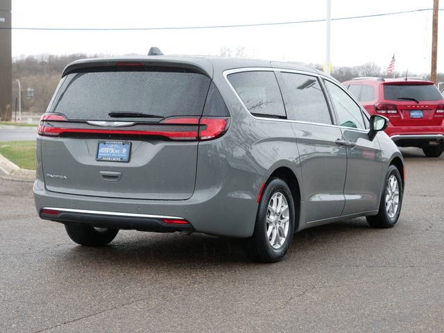 Used 2023 Chrysler Pacifica Touring-L image 7