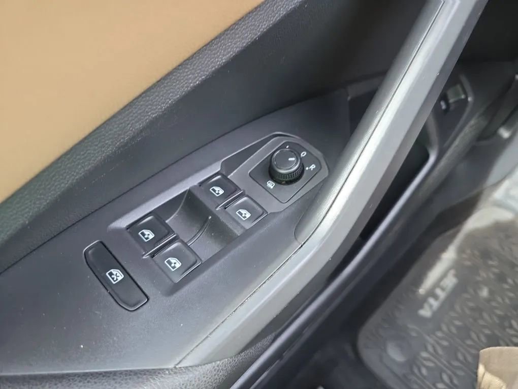 Used 2019 Volkswagen Jetta SE w/ Cold Weather Package image 24