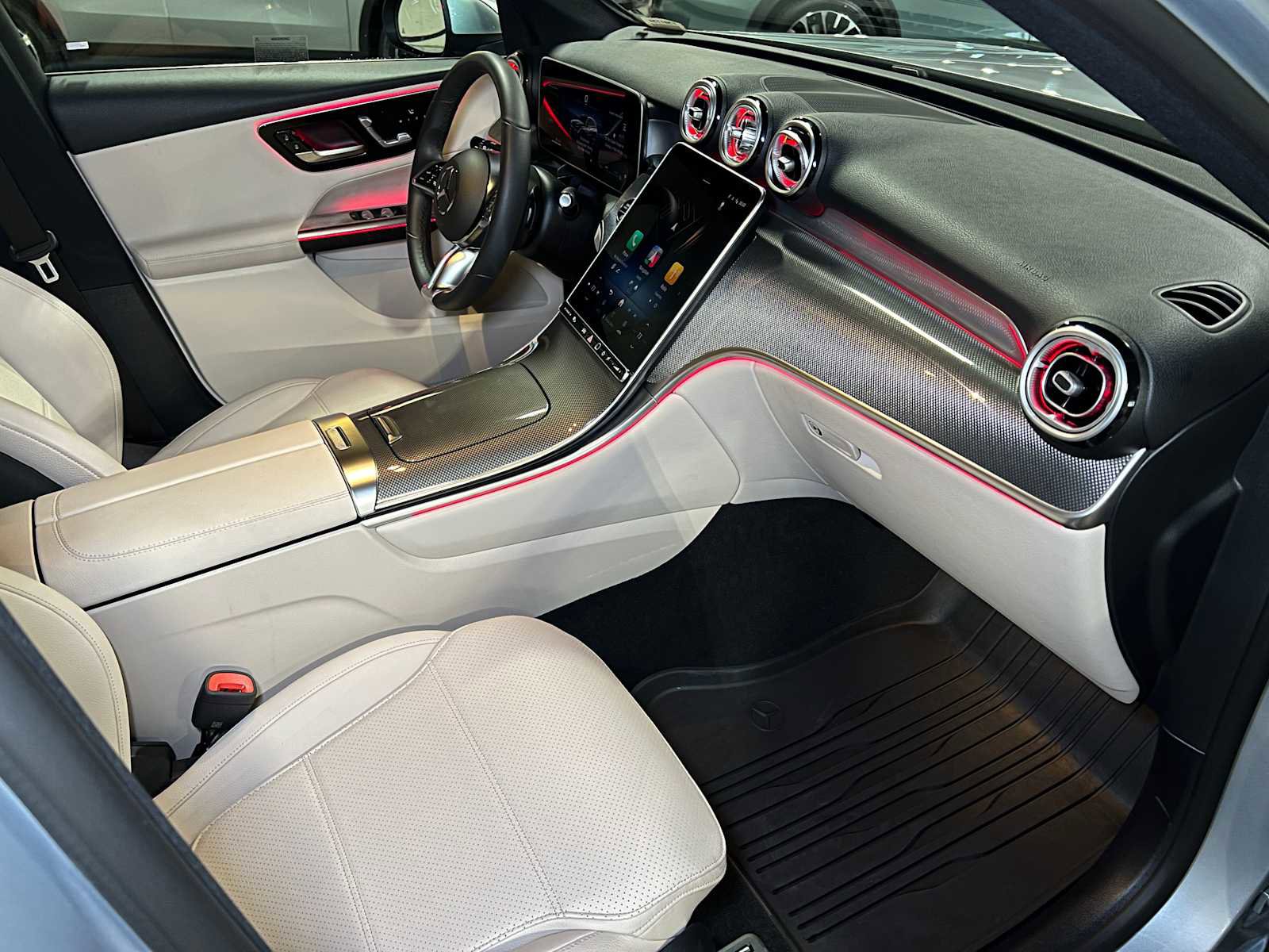 Used 2025 Mercedes-Benz GLC 300 4MATIC image 11