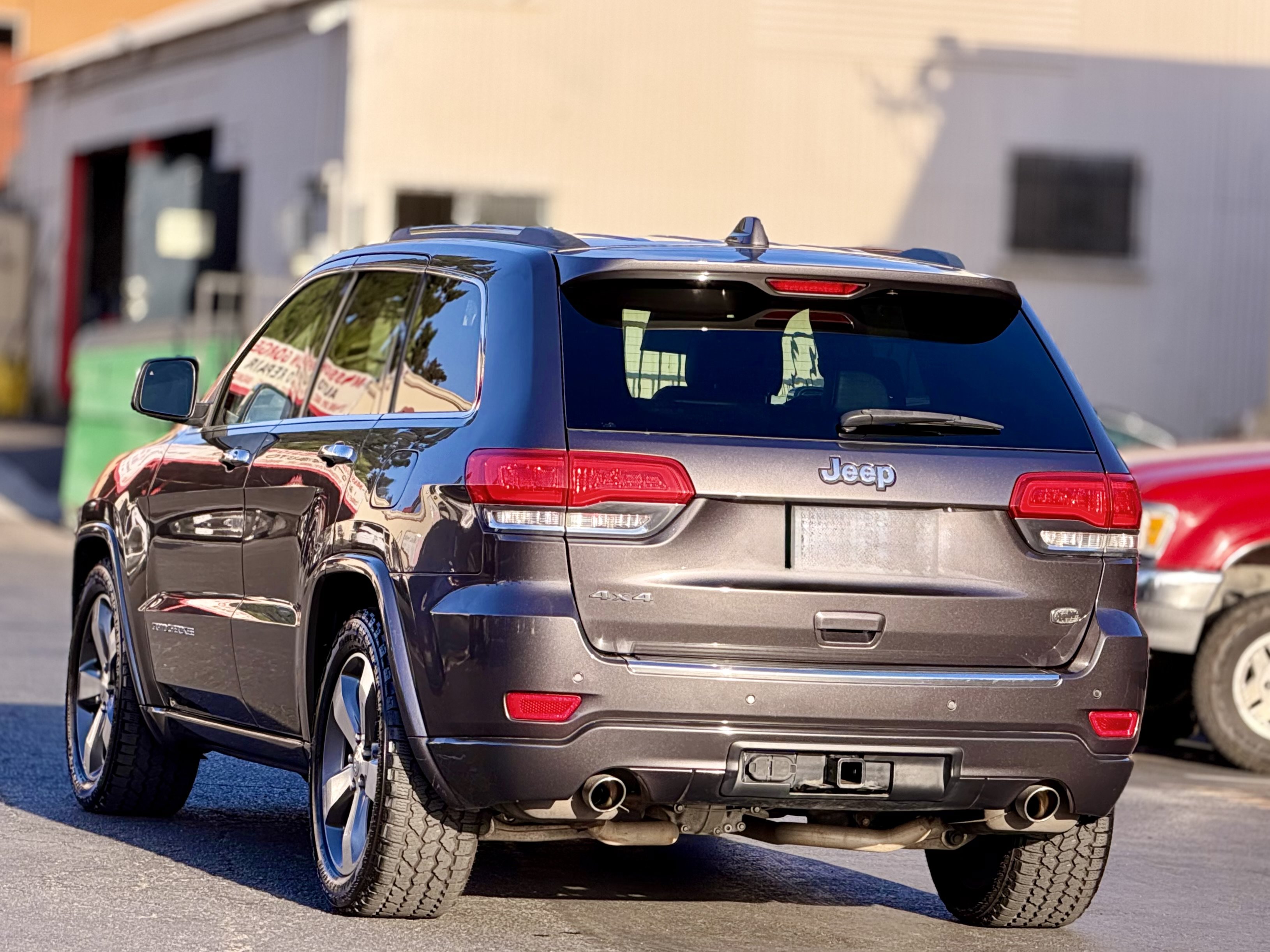 Used 2015 Jeep Grand Cherokee Overland w/ Advanced Technology Group AWD/4WD image 17