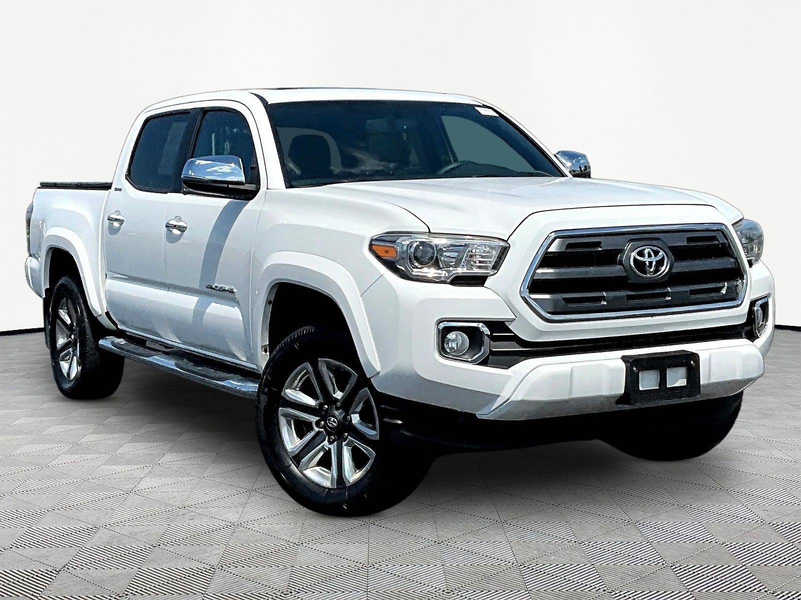 Used 2017 Toyota Tacoma Limited w/ Tow Package AWD/4WD image 3