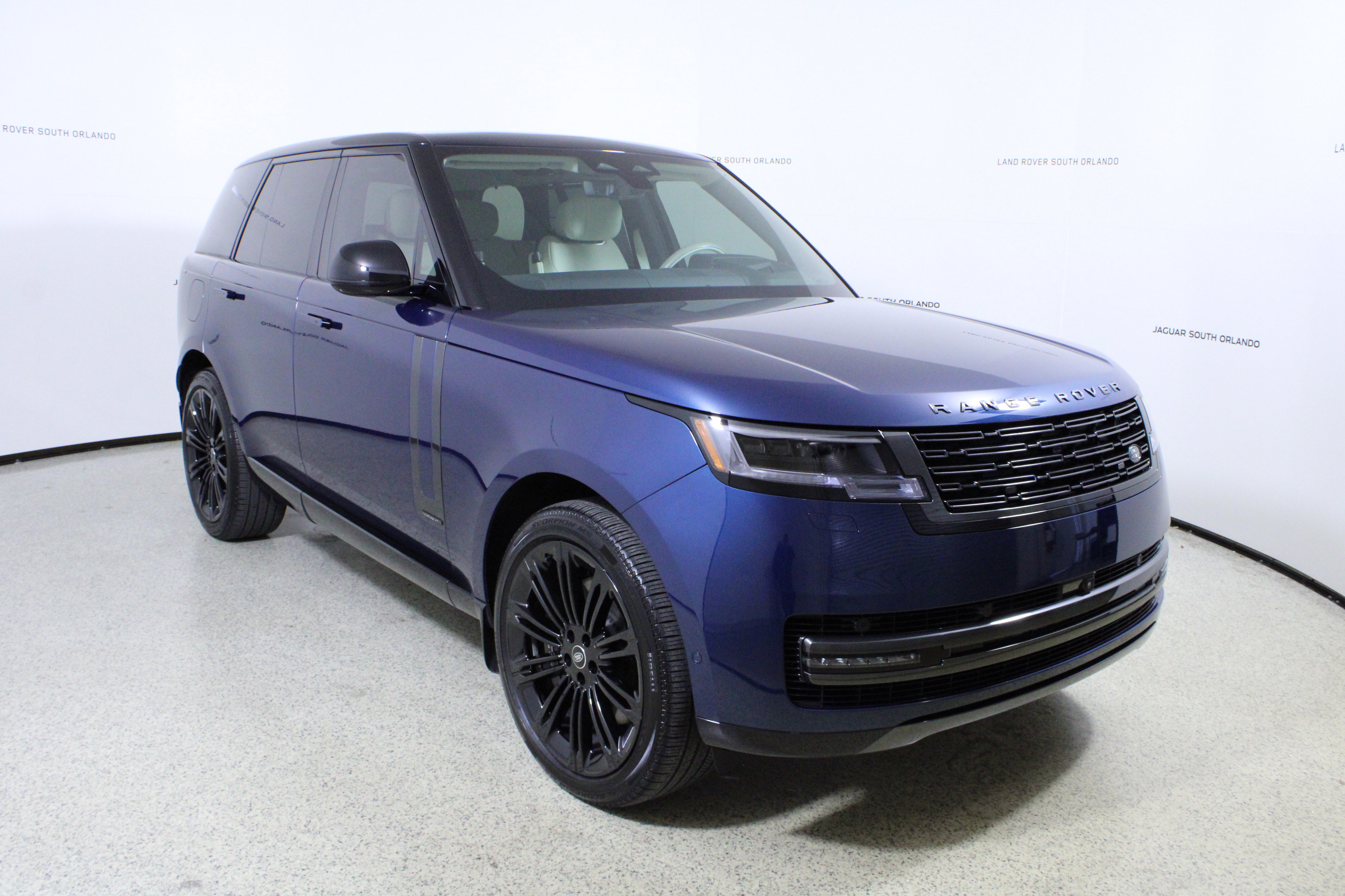 Used 2025 Land Rover Range Rover Autobiography image 3