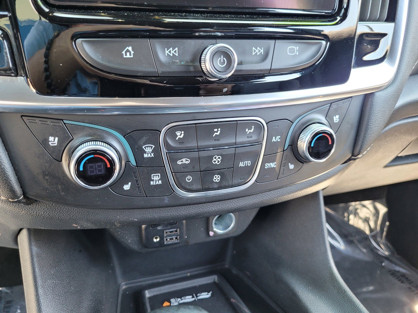 Used 2023 Chevrolet Traverse Premier AWD/4WD image 21