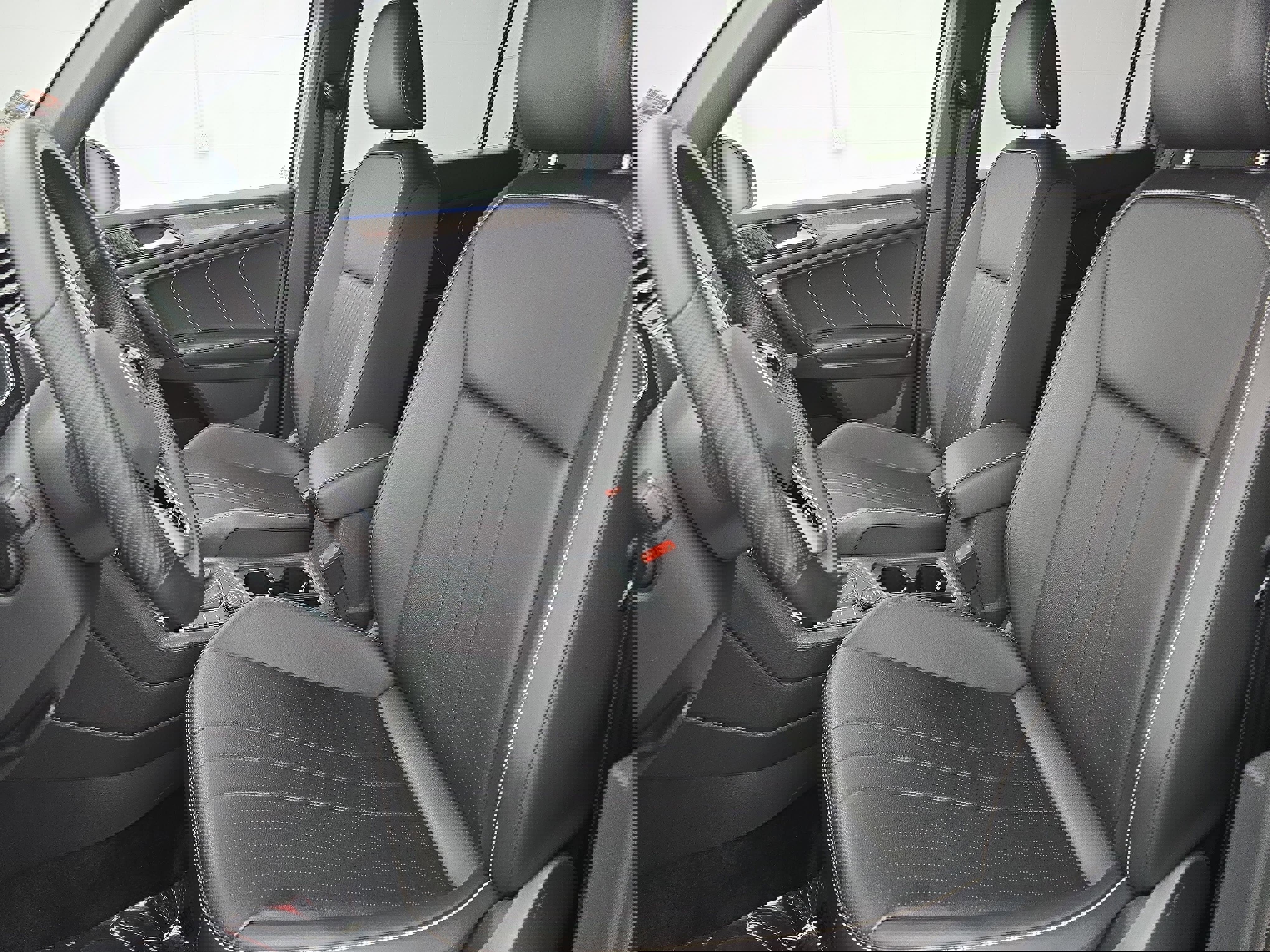 Certified 2024 Volkswagen Tiguan SE R-Line image 15