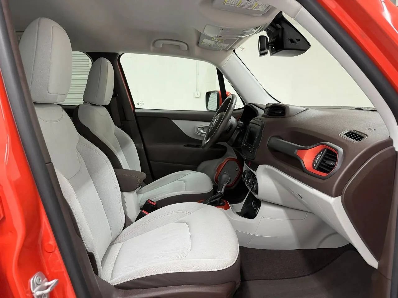 Used 2017 Jeep Renegade Latitude FWD image 12