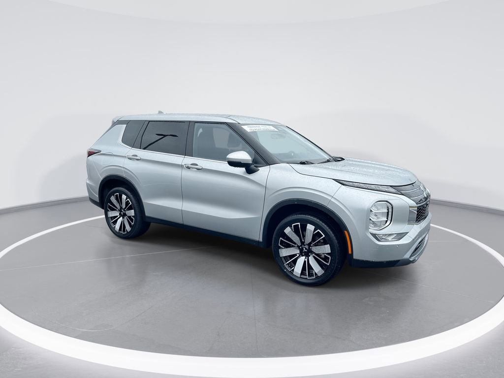 Used 2025 Mitsubishi Outlander SE FWD image 2