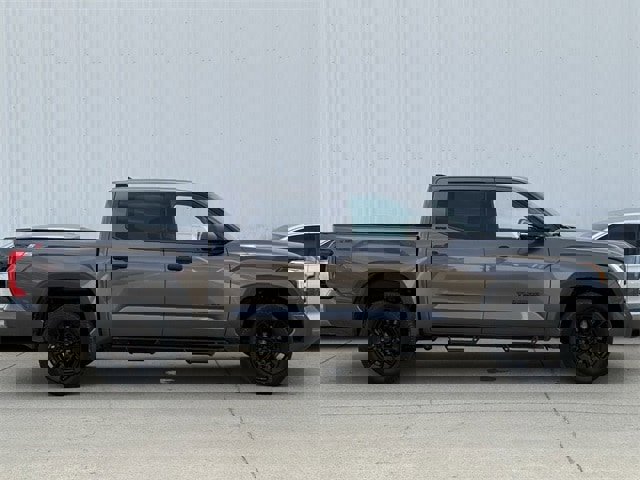 Used 2022 Toyota Tundra SR5 w/ SR5 Convenience Package image 3