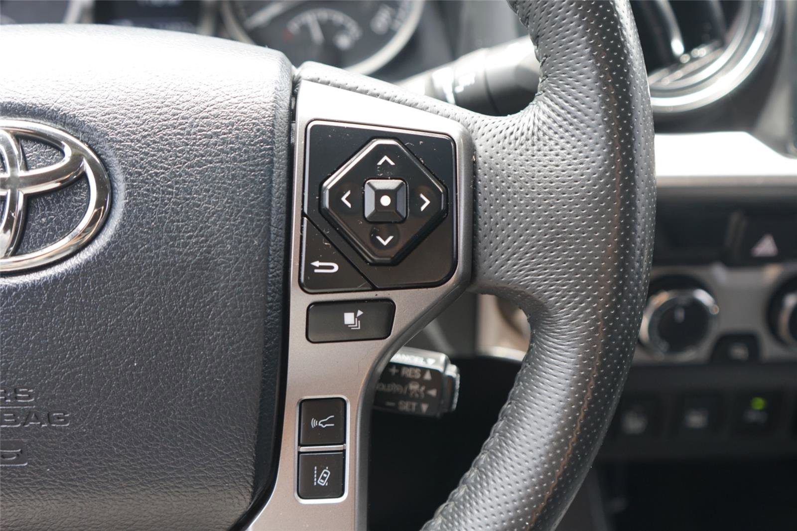 Used 2018 Toyota Tacoma Limited AWD/4WD image 17