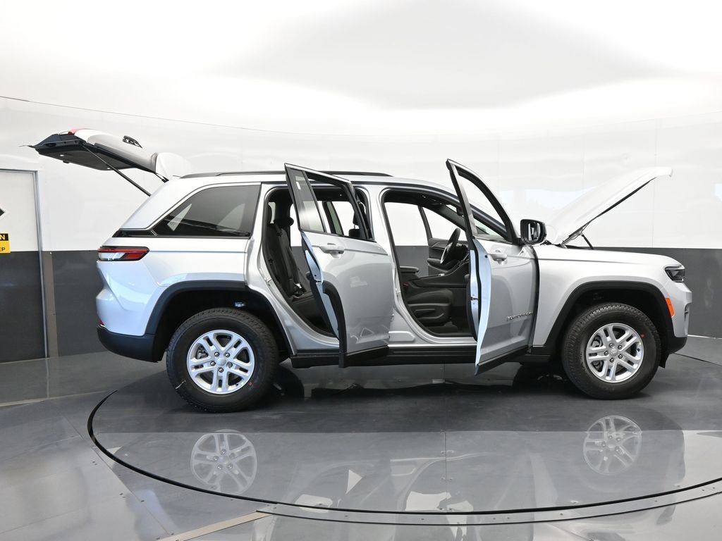 Used 2024 Jeep Grand Cherokee Laredo w/ Trailer Tow Package image 54