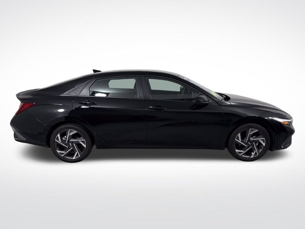 Used 2025 Hyundai Elantra Sport FWD image 2