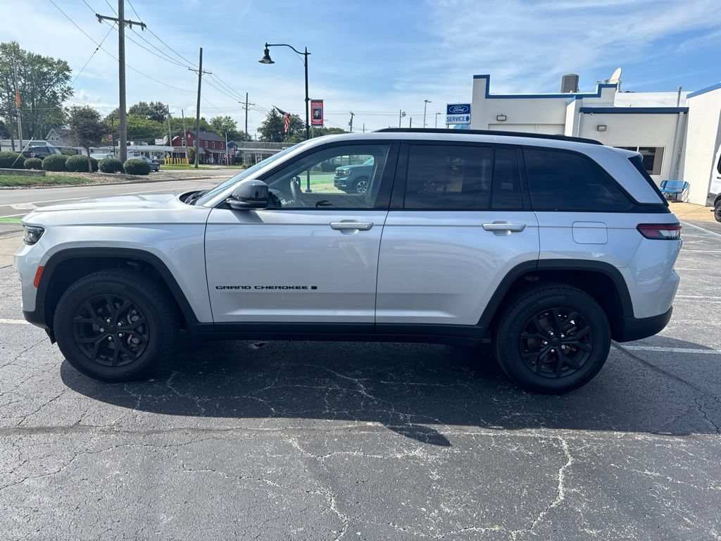 Used 2024 Jeep Grand Cherokee Altitude AWD/4WD image 13
