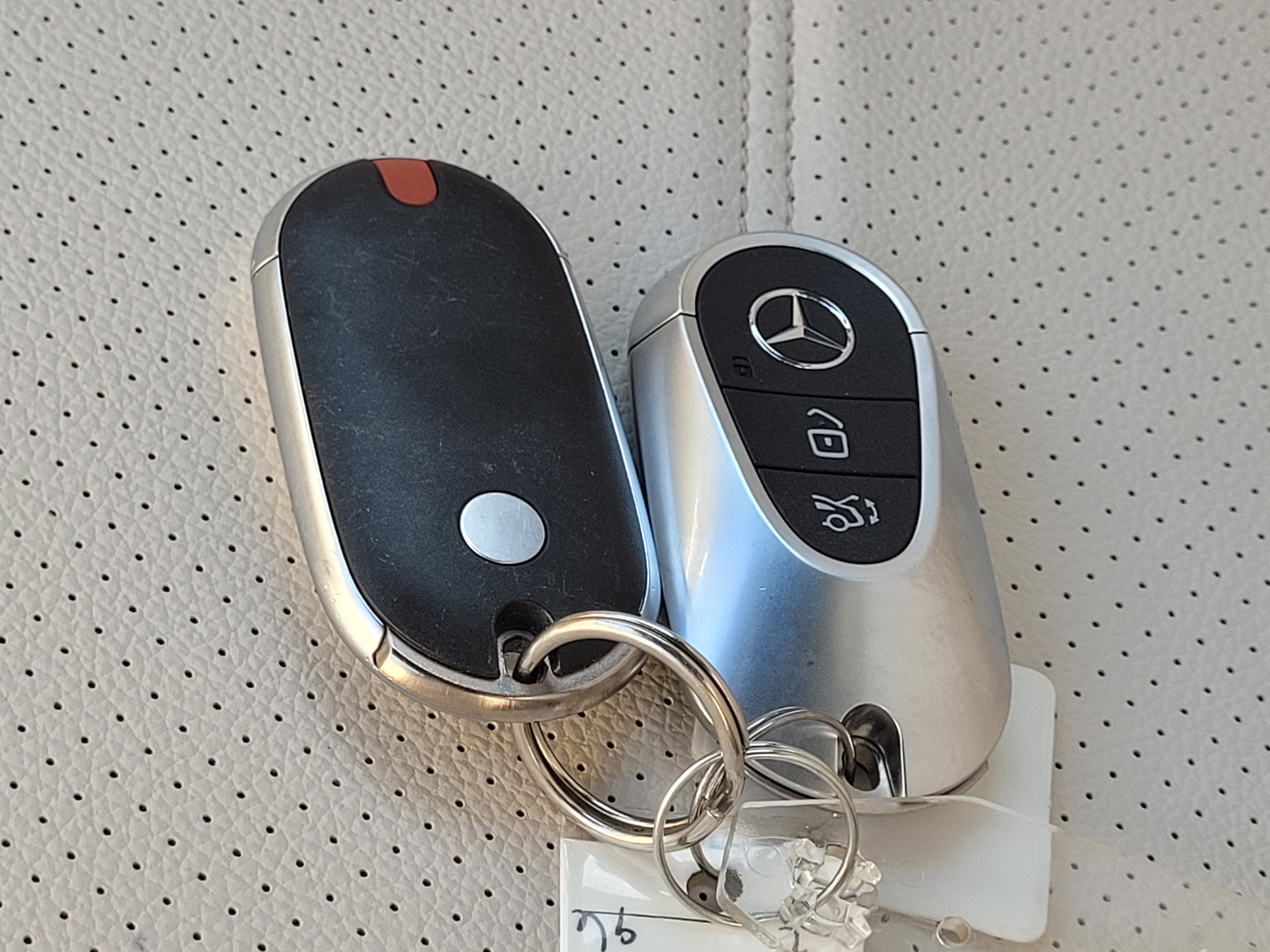 Used 2024 Mercedes-Benz GLC 300 4MATIC image 23