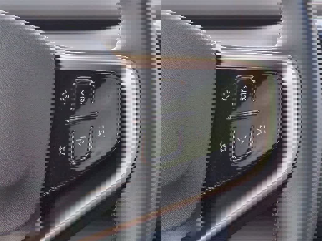 New 2025 Volvo EX30 Plus w/ Climate Package image 17