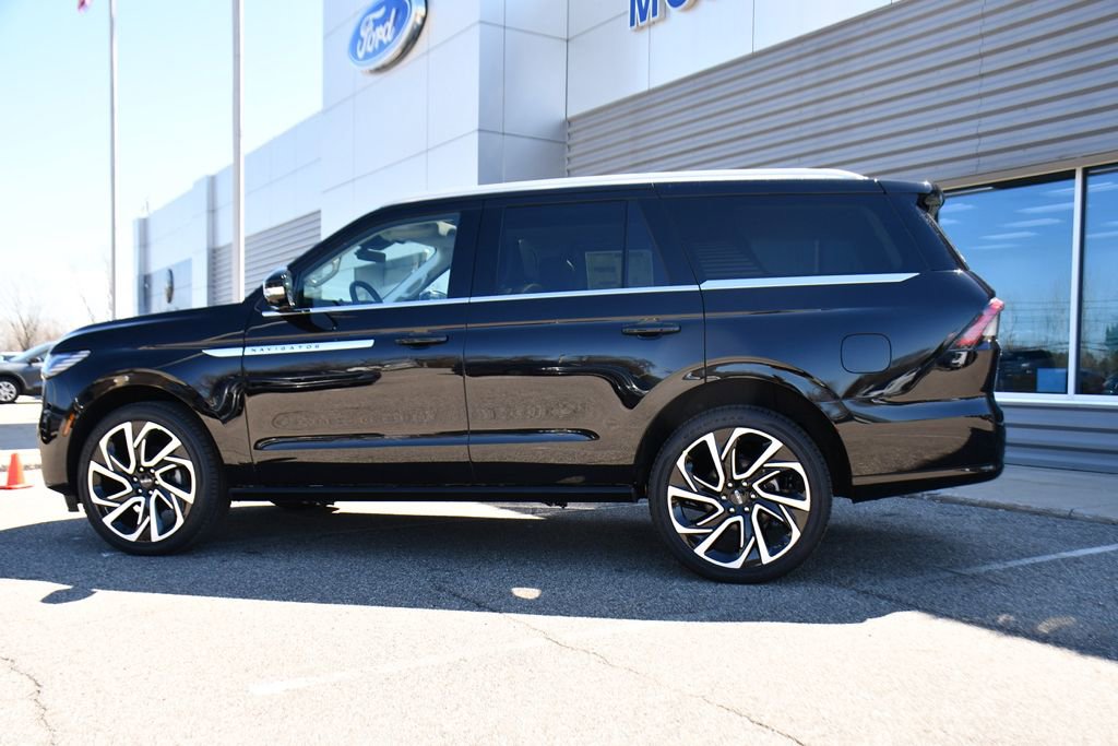 New 2026 Lincoln Navigator Reserve AWD/4WD image 3