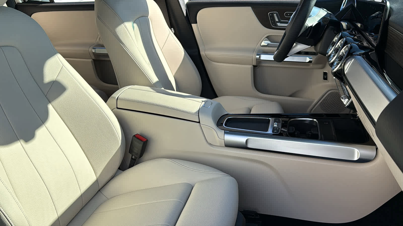 Certified 2025 Mercedes-Benz GLB 250 4MATIC image 52