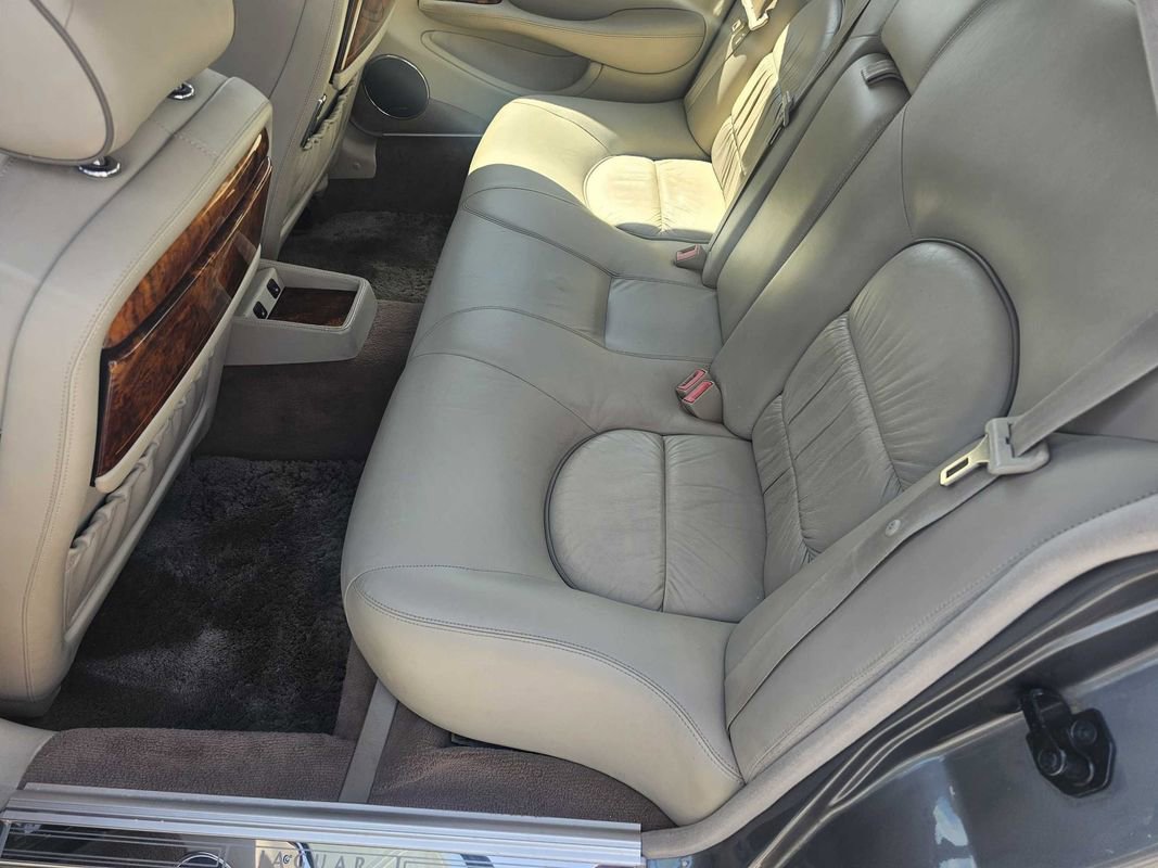 Used 2003 Jaguar XJ8 L image 20