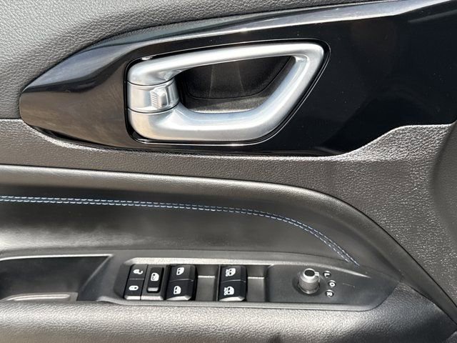 Used 2025 Jeep Compass Limited w/ High Altitude Package image 18