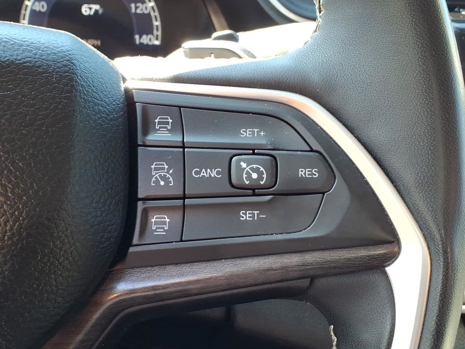 Used 2023 Jeep Grand Cherokee Limited w/ Black Appearance Package AWD/4WD image 26