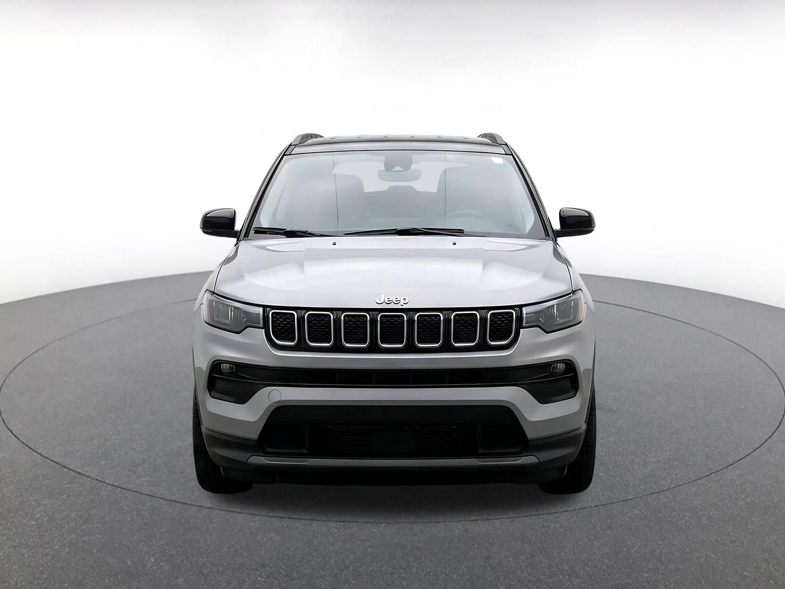 Used 2025 Jeep Compass Limited AWD/4WD image 2