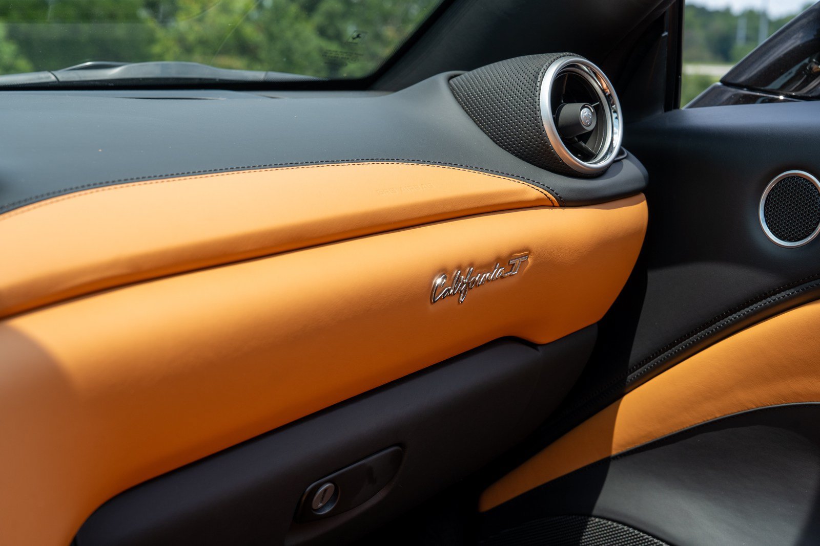 Used 2018 Ferrari California T RWD image 42