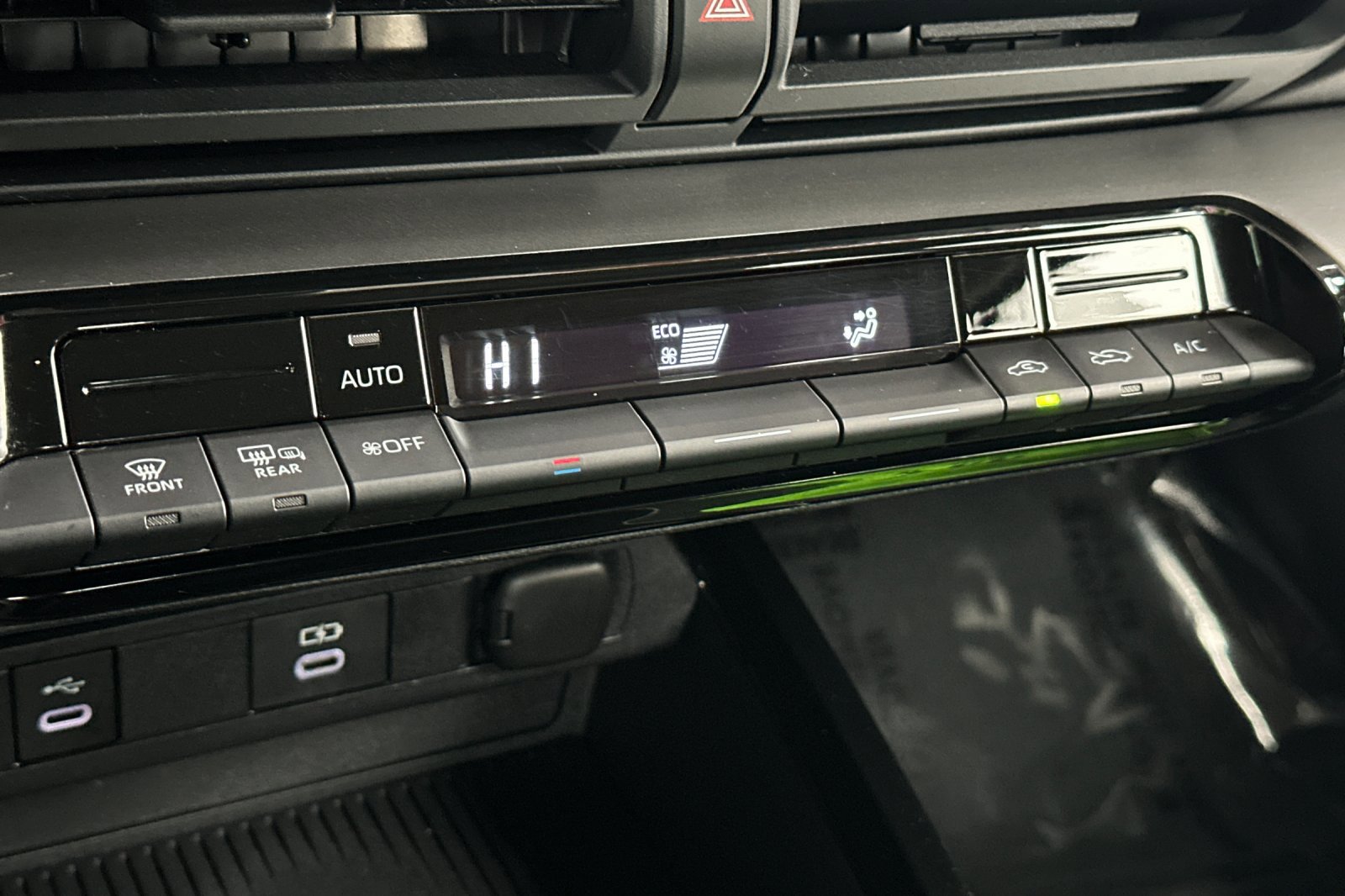 Used 2024 Toyota Prius LE image 19