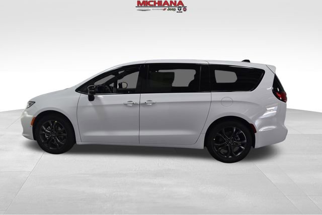 New 2026 Chrysler Pacifica Select