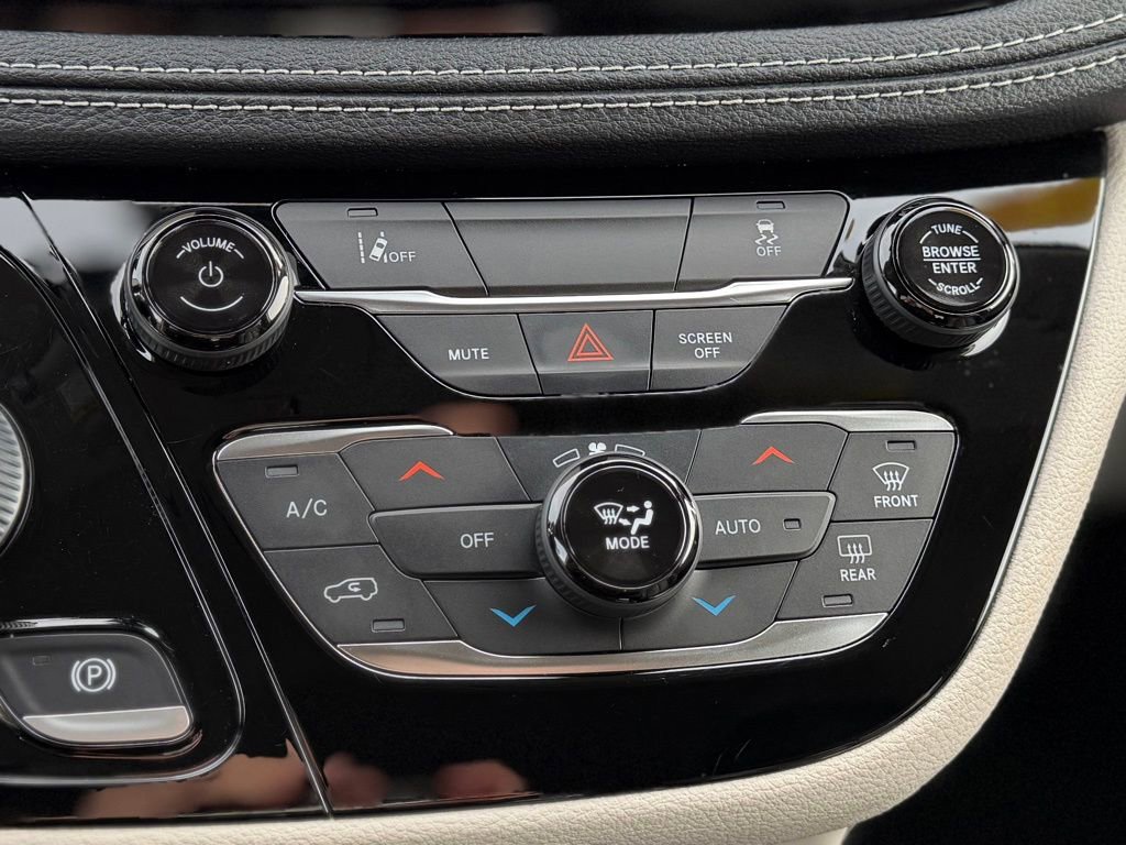 Used 2022 Chrysler Pacifica Touring-L image 15