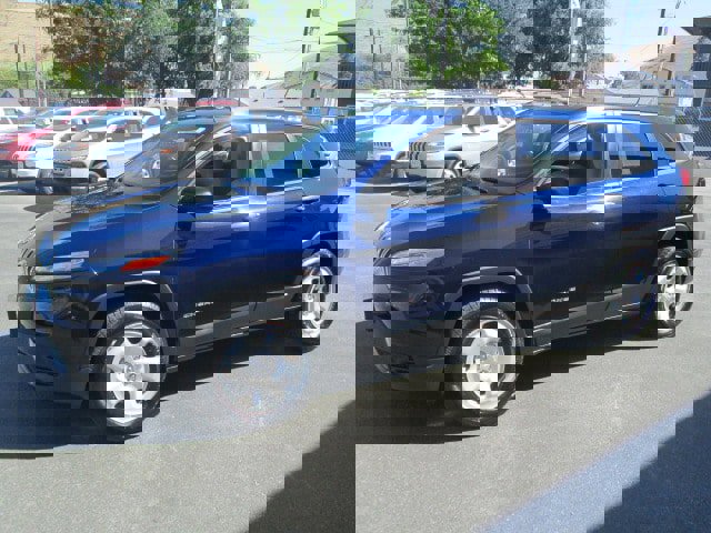 Used 2016 Jeep Cherokee Sport image 3