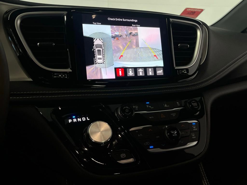 Used 2024 Chrysler Pacifica Premium image 15
