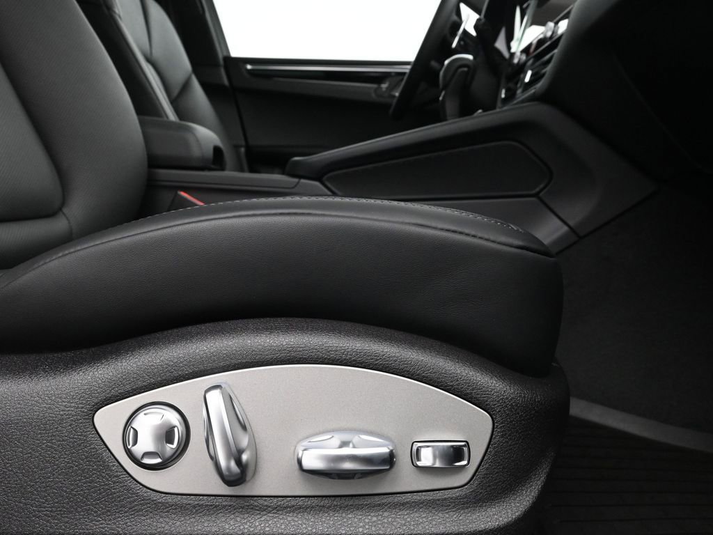 Certified 2026 Porsche Macan image 15