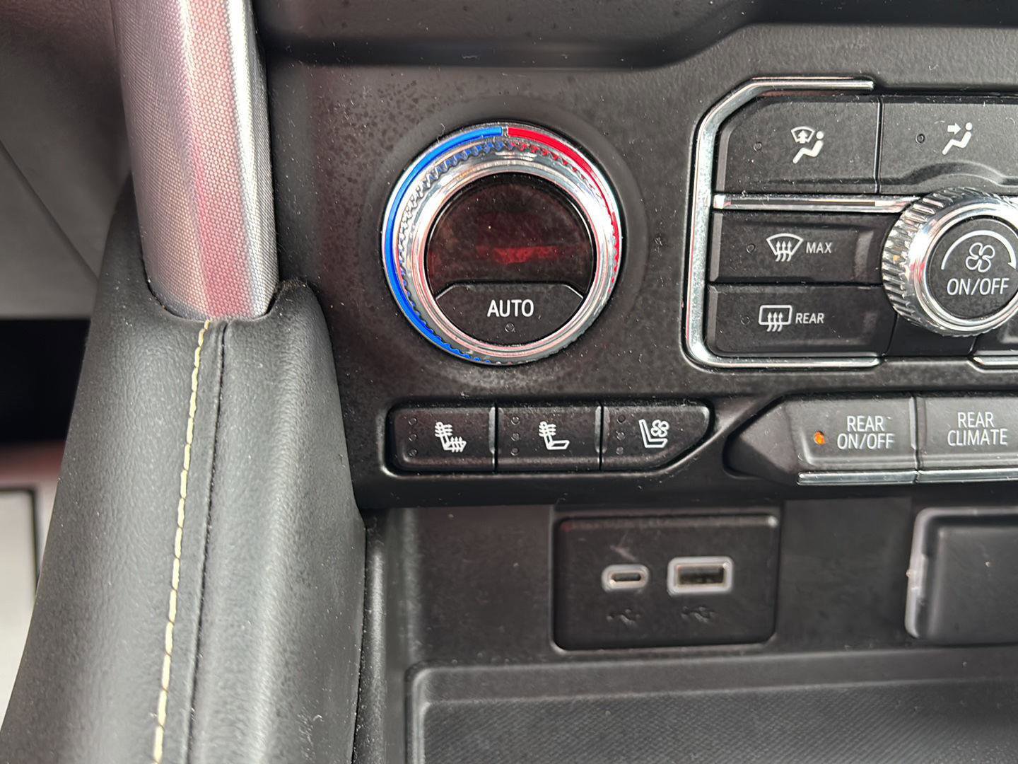 Used 2024 GMC Yukon SLT image 30