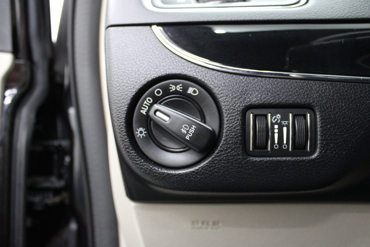 Used 2016 Dodge Grand Caravan SXT FWD image 18