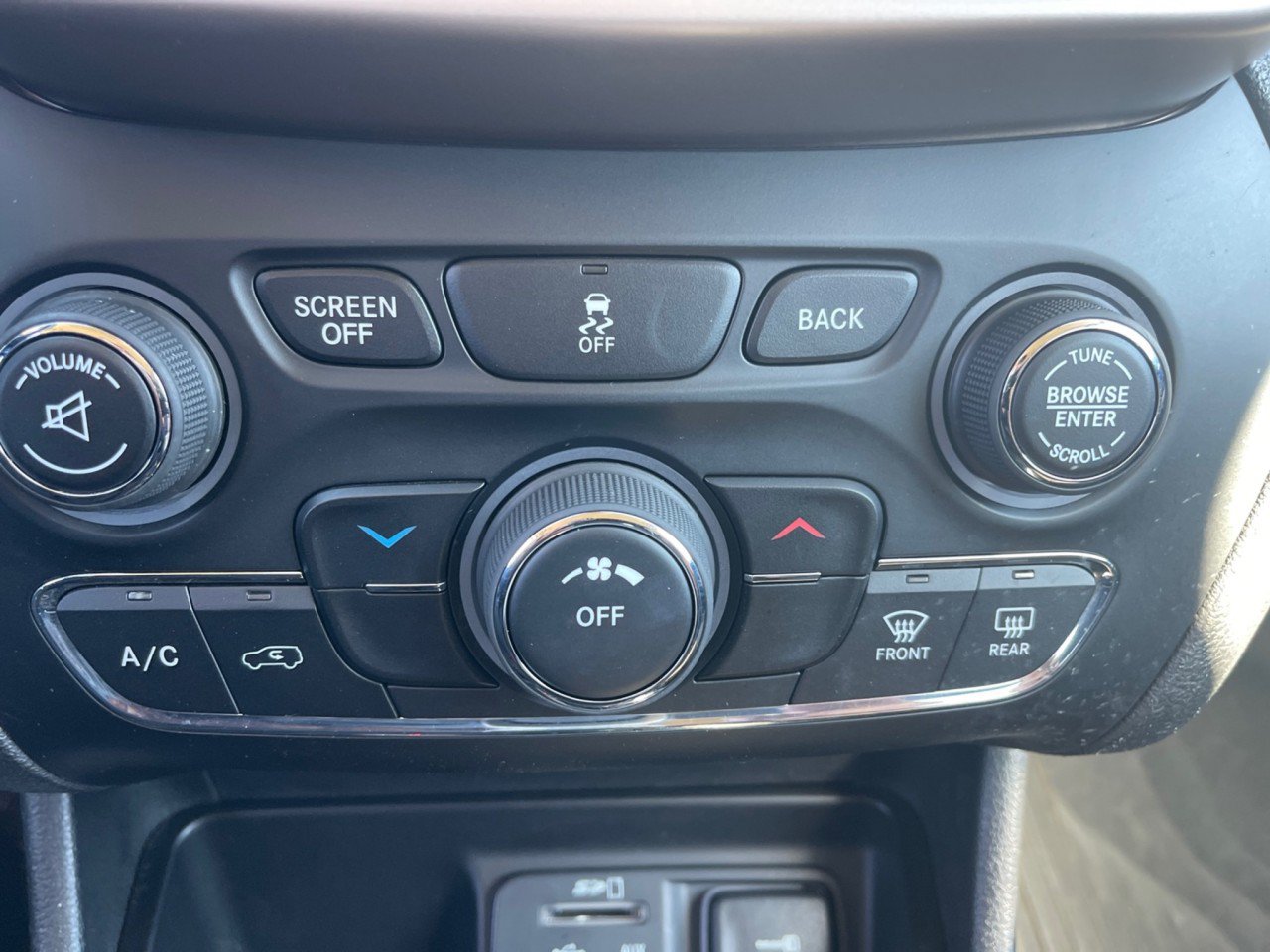 Used 2017 Jeep Cherokee Latitude FWD image 21