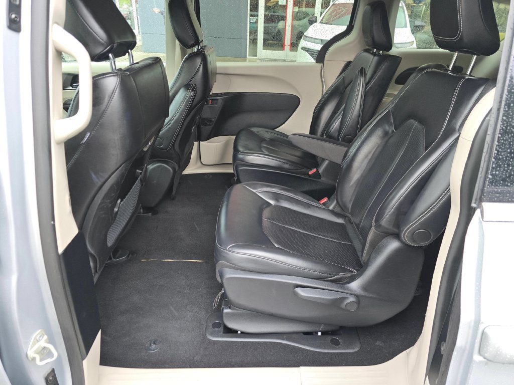 Used 2023 Chrysler Pacifica Touring-L FWD image 13